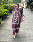 Floral print regular kurta with trousers and dupatta by Vastra by Monty